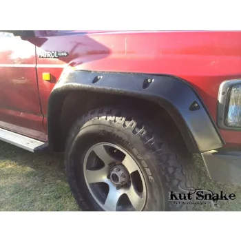   Kut Snake fender flares 100 mm.  It also fits 3 and 5 door models.  Front set