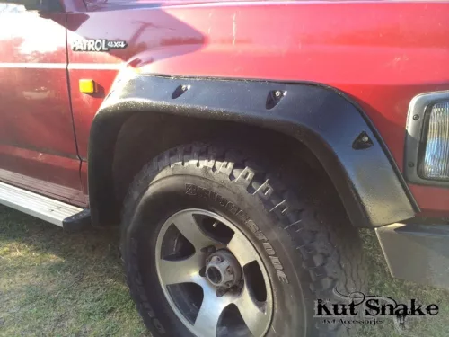 Kut Snake fender flares 100 mm.  It also fits 3 and 5 door models.  Front set